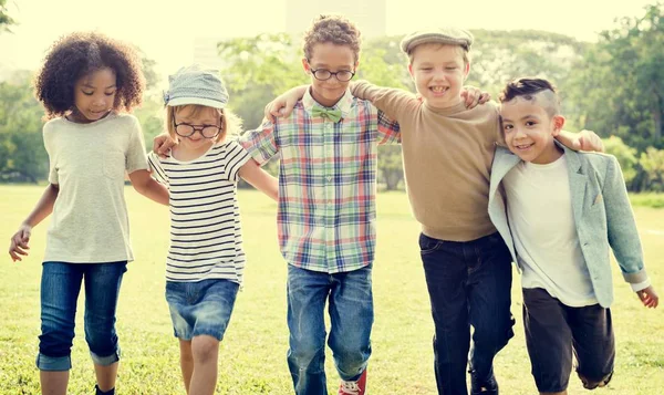 Glada barn som leker på park — Stockfoto