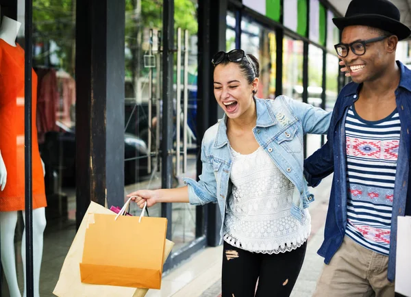 Alegre pareja de compras —  Fotos de Stock