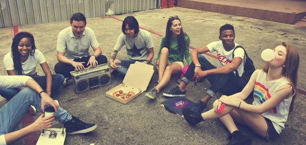 Diversos adolescentes se divierten — Foto de Stock