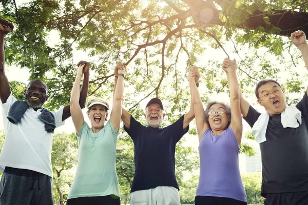 Senior vänner gör övning — Stockfoto