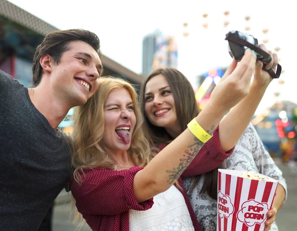 Amigos fazendo selfie no parque de diversões — Fotografia de Stock