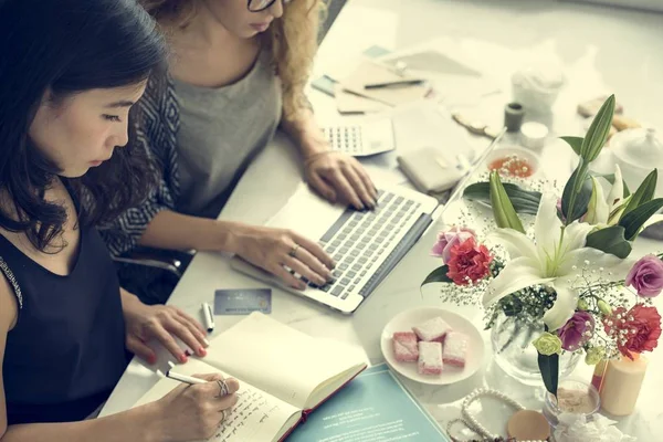 Vrouwen werken samen — Stockfoto