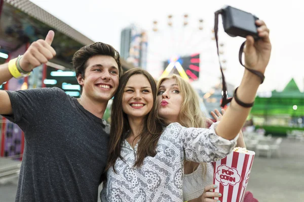 Přátelé dělat selfie v zábavním parku — Stock fotografie