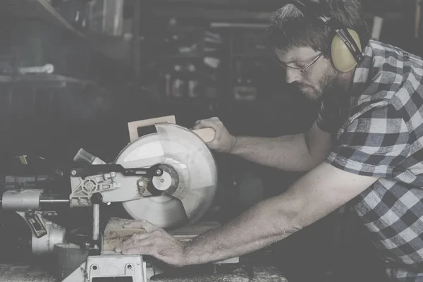 Carpenter working in workshop — Stock Photo, Image