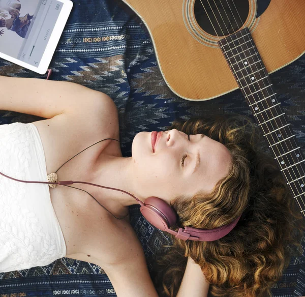 Mulher ouvindo música — Fotografia de Stock