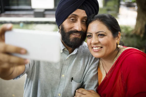 Індійська пара беручи selfie — стокове фото