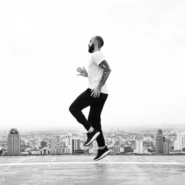 Homem se exercitando no telhado — Fotografia de Stock