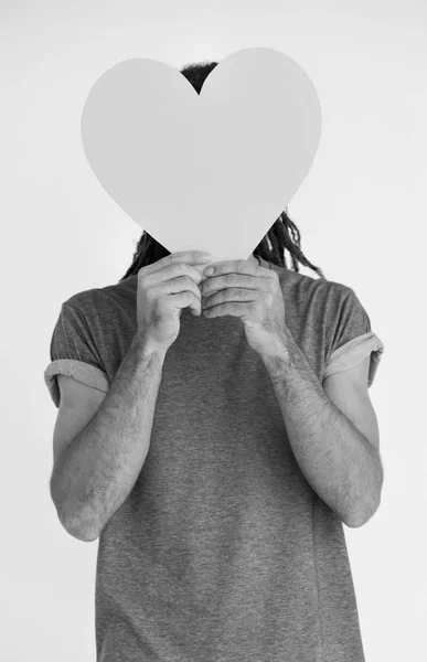 Uomo con dreadlocks che tiene il cuore di carta — Foto Stock