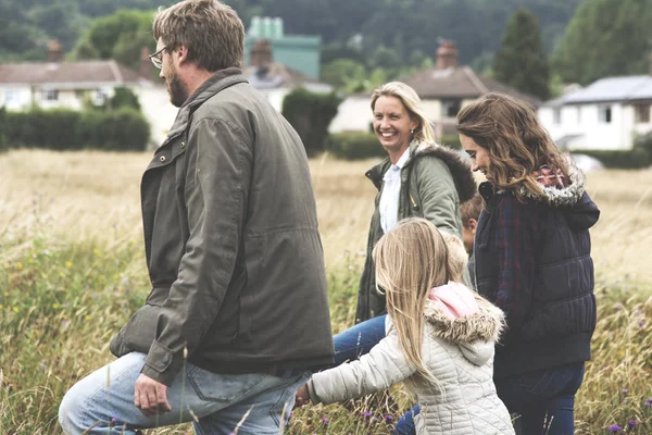 Familie wandelen in het veld — Stockfoto