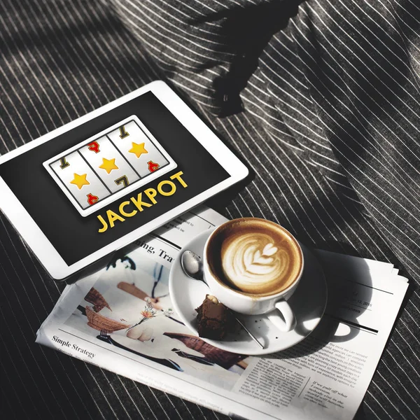 Tablet digital e xícara de café — Fotografia de Stock