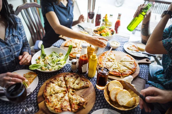 Freunde essen Pizza — Stockfoto