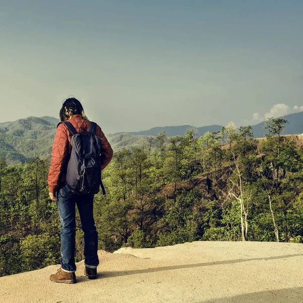 Homem viajante nas montanhas — Fotografia de Stock