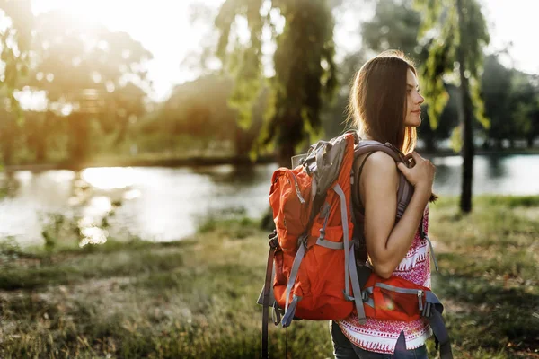 Viajante menina com mochila — Fotografia de Stock