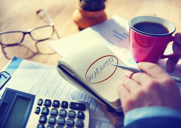 Hombre de negocios escribiendo en cuaderno. — Foto de Stock