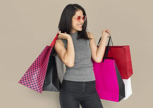 Ázsiai nő bevásárló táskák — Stock Fotó