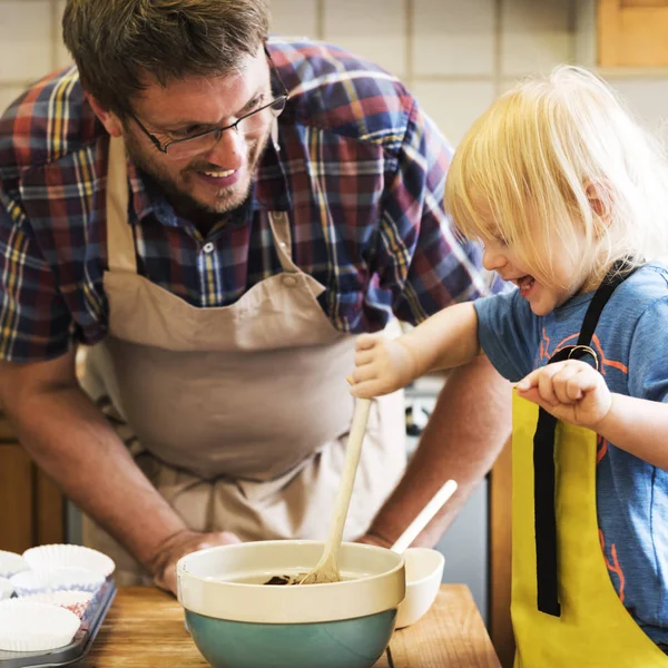 Far och son bakning tillsammans — Stockfoto