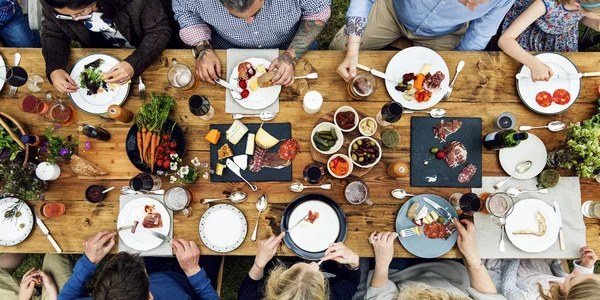 Bir grup insan yemek — Stok fotoğraf