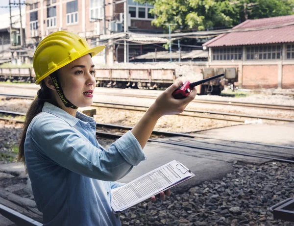 Donna che controlla treno — Foto Stock