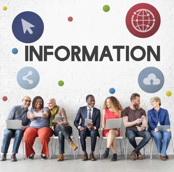 Dijital aygıtlar kullanan insanlar 