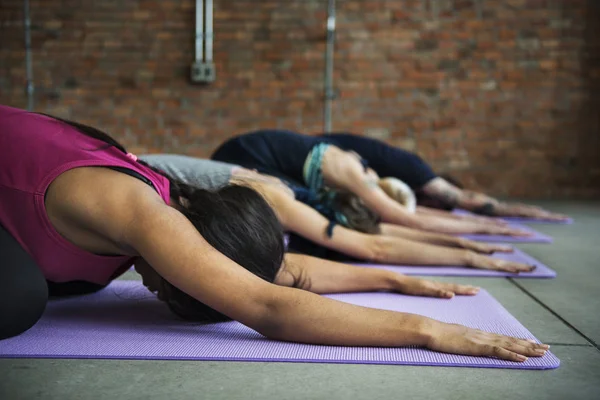 Gente acostada en alfombra de yoga —  Fotos de Stock