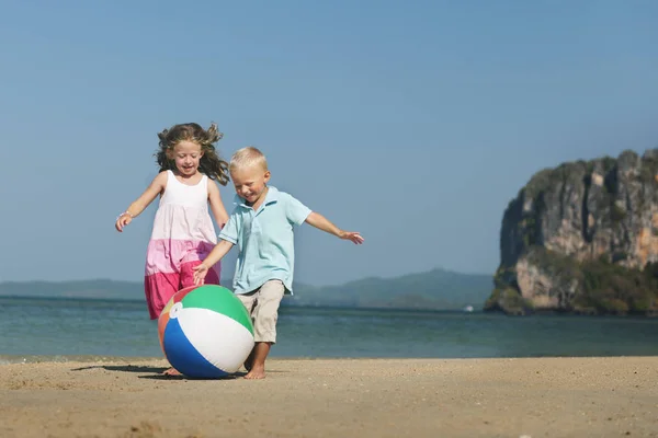 Kinder spielen mit Ball am Strand — Stockfoto