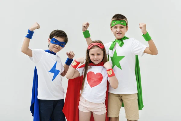 Niños con disfraces superhéroes — Foto de Stock