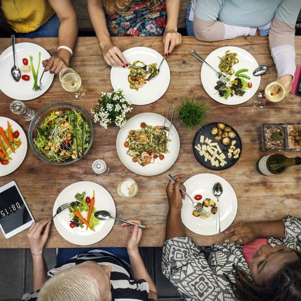 Frauen essen zu Abend — Stockfoto