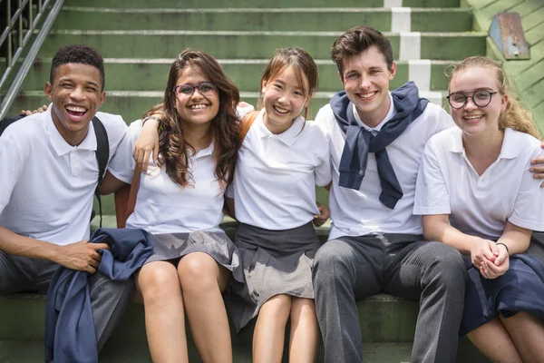 Diversos Estudantes em uniforme escolar — Fotografia de Stock