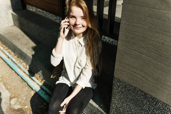 Girl Talking On Mobile Phone — Stock Photo, Image