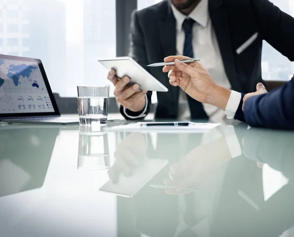 Brainstorming von Geschäftsleuten im Büro — Stockfoto