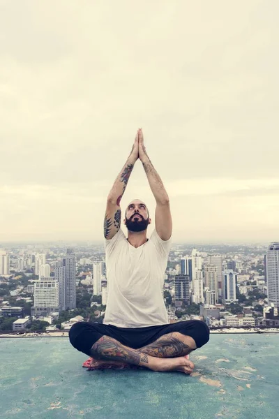 Man beoefenen van yoga — Stockfoto