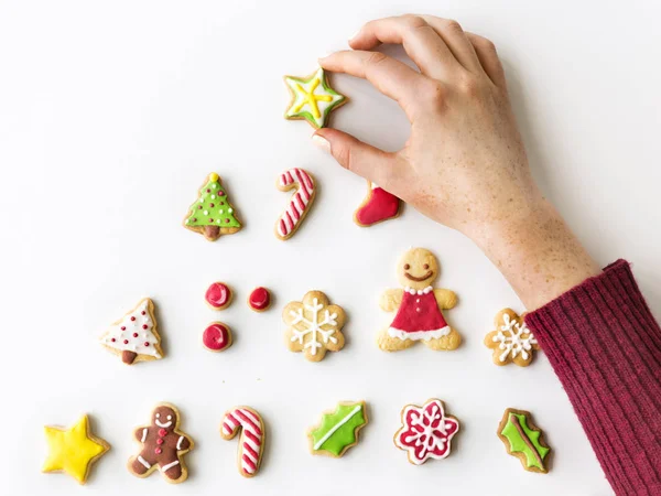 Zencefilli kurabiye tutan kişi