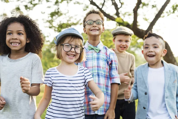 Neşeli çocuklar parkta oynarken