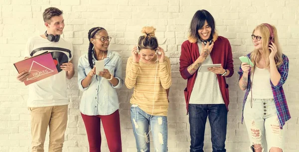 Studenten met behulp van digitale apparaten — Stockfoto