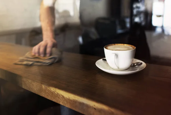Servitris arbetar i kafé — Stockfoto
