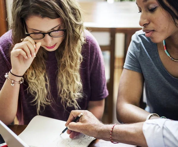 Mensen die op een laptop werken — Stockfoto