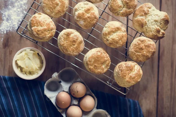 Küchentisch mit Backwaren und Eiern — Stockfoto