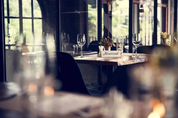 Gereserveerde geserveerd tafel in Restaurant — Stockfoto