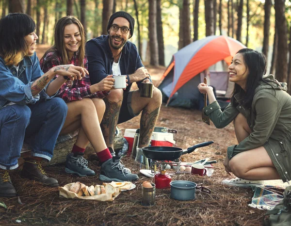 Jovens amigos em Camping — Fotografia de Stock