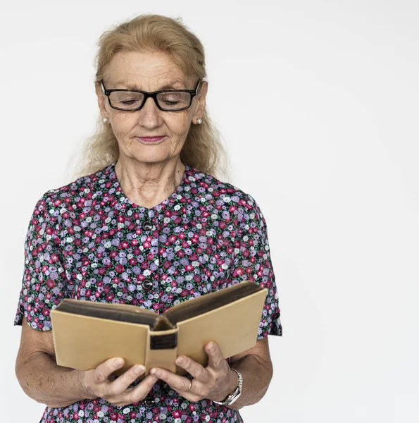 수석 성인 여자 읽기 책 — 스톡 사진