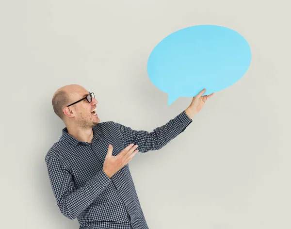Людина тримає мовну бульбашку — стокове фото