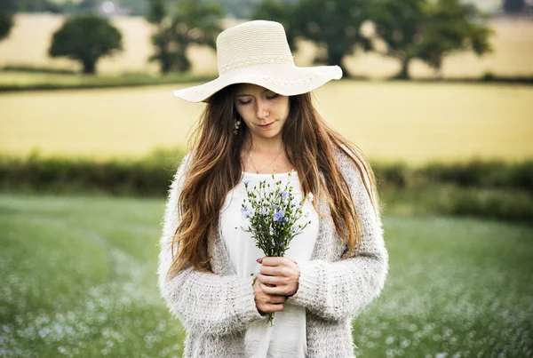 Woman holding wildflowers — Stock Photo, Image