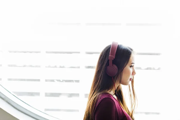 Junge Frau hört Musik — Stockfoto