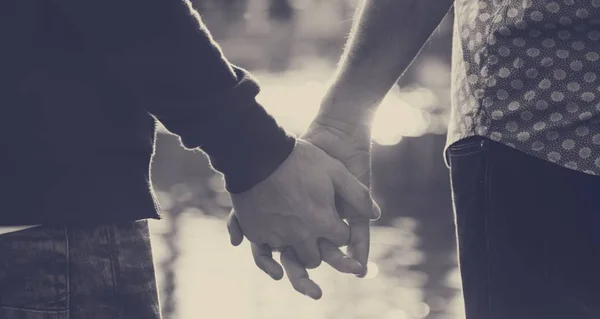 Γκέι ζευγάρι κρατιέται χέρι χέρι — Φωτογραφία Αρχείου