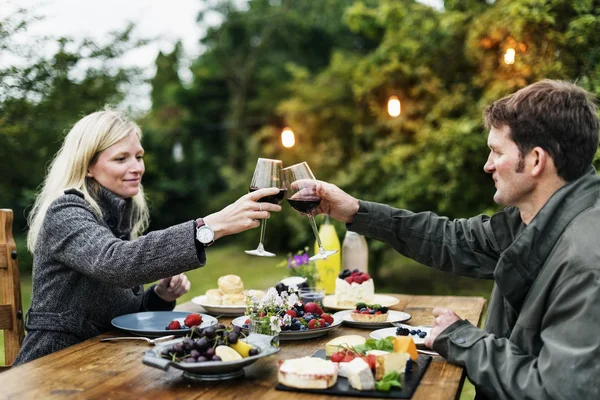 Par skål med vin — Stockfoto