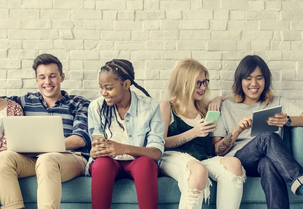 Studenten met behulp van digitale apparaten — Stockfoto