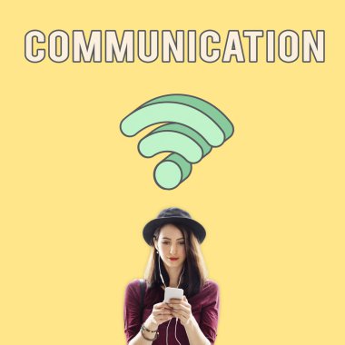 Akıllı telefon kullanan genç bir kadın.