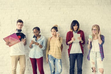 Dijital cihazlar kullanan öğrenciler