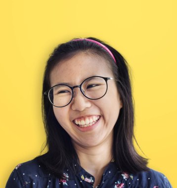 Genç, gülümseyen kadın