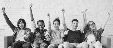 Öğrenciler birlikte sarılma